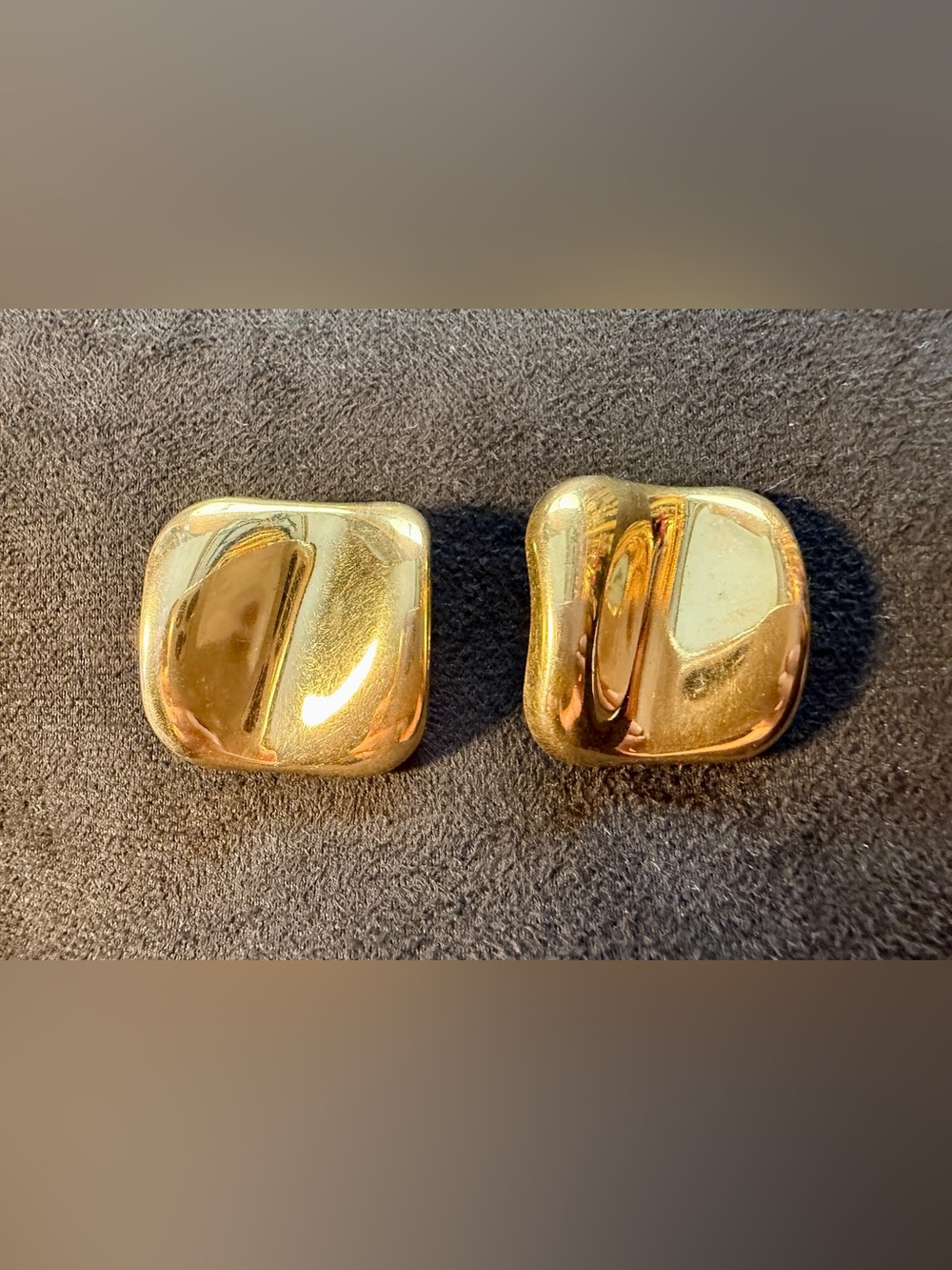 Vintage 1980s Signed Avon Gold Tone Sculptural Wavy Square Clip On Earrings